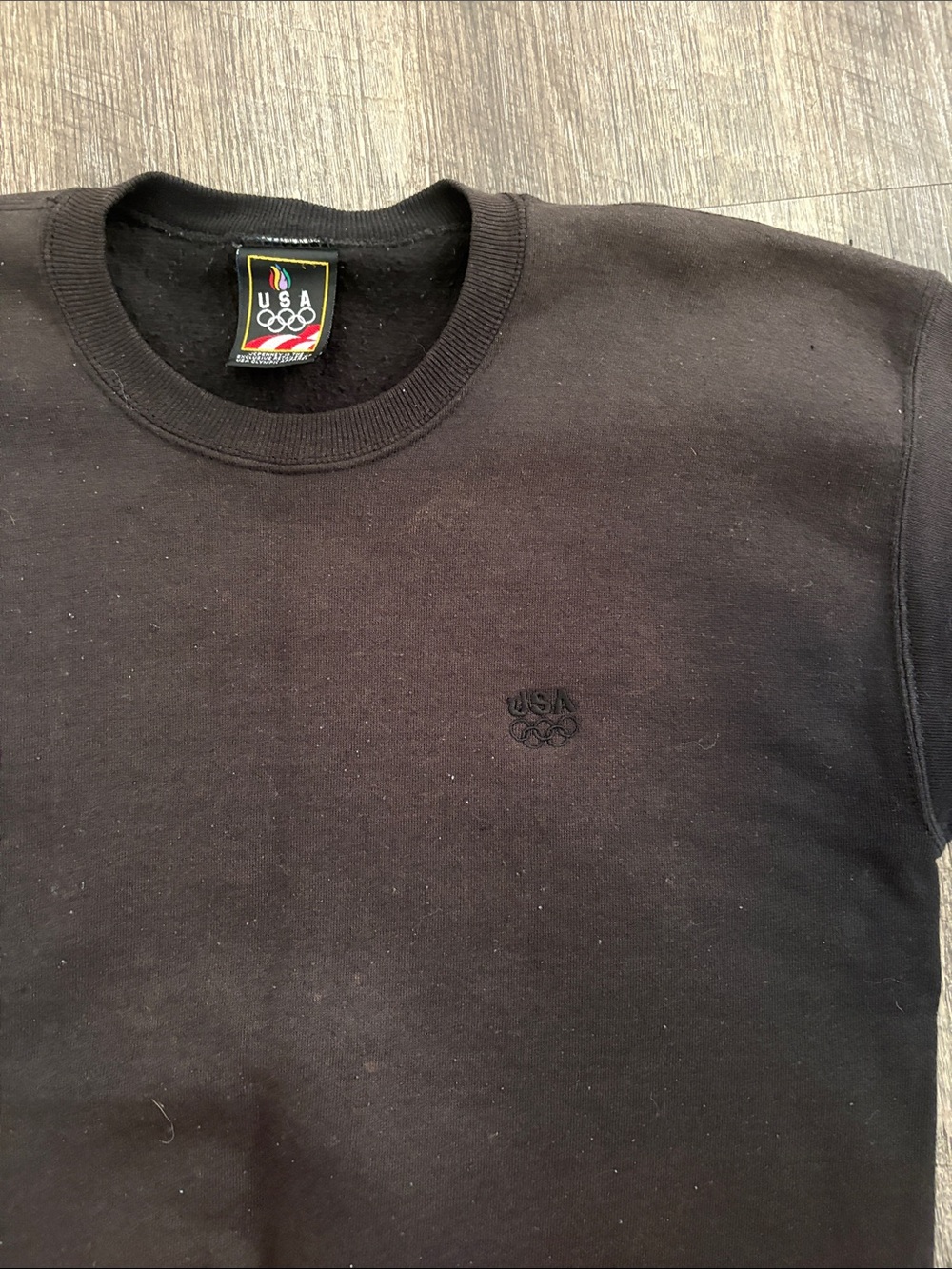USA Olympics vintage Black Crewneck Sweater with Subtle Chest Emblem - Picture 3 of 3